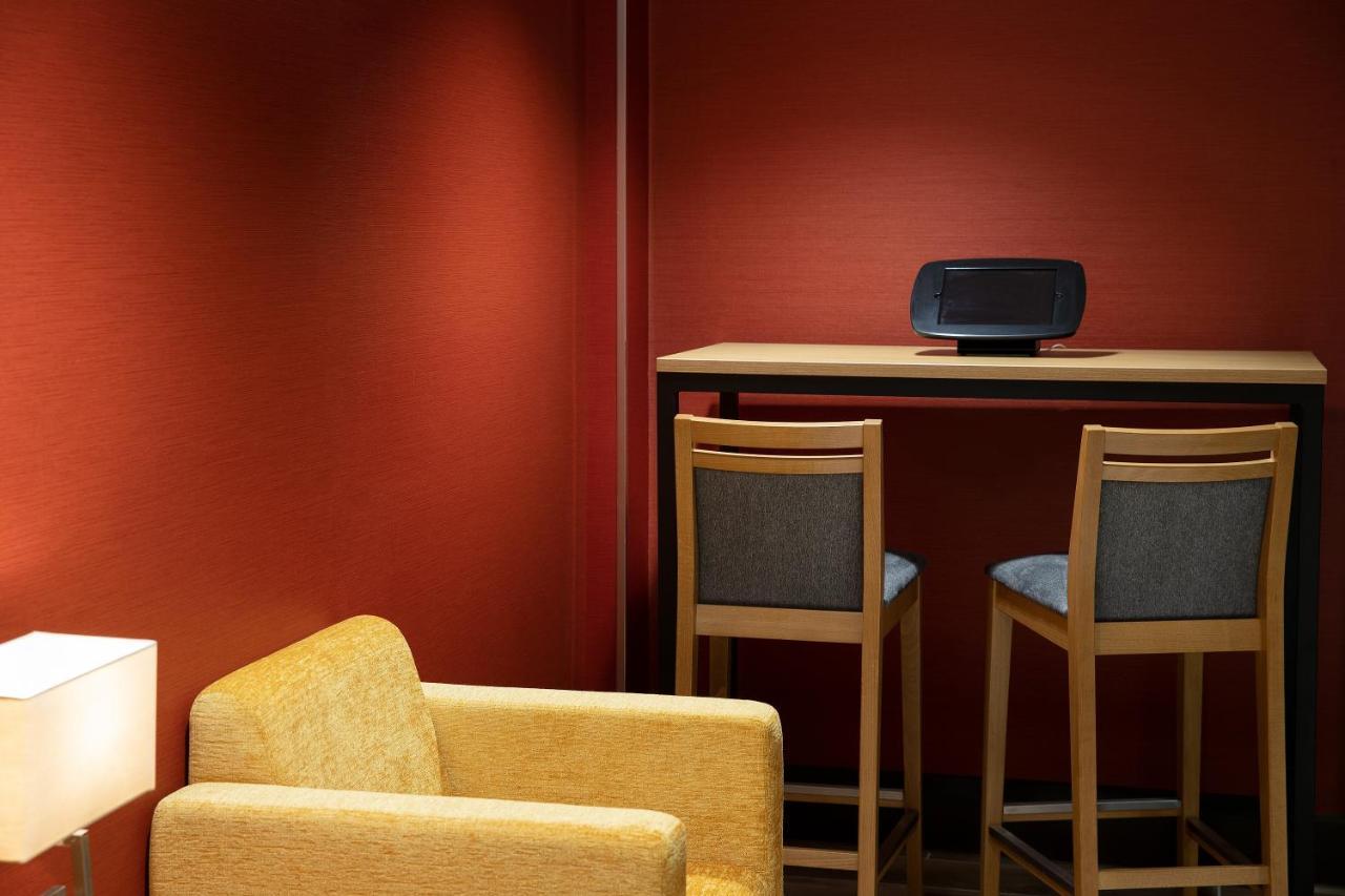 מלון Ramada By Wyndham Leeds East מראה חיצוני תמונה