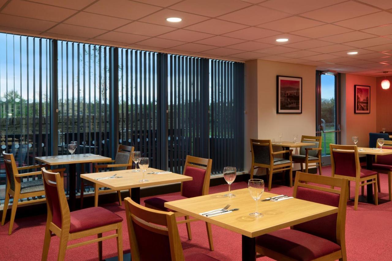 מלון Ramada By Wyndham Leeds East מראה חיצוני תמונה
