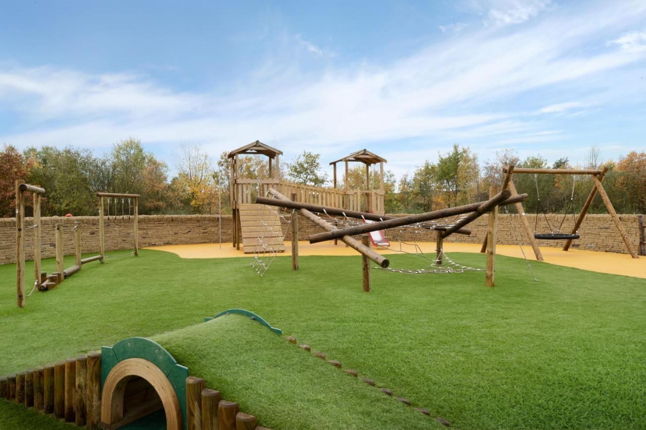 מלון Ramada By Wyndham Leeds East מראה חיצוני תמונה