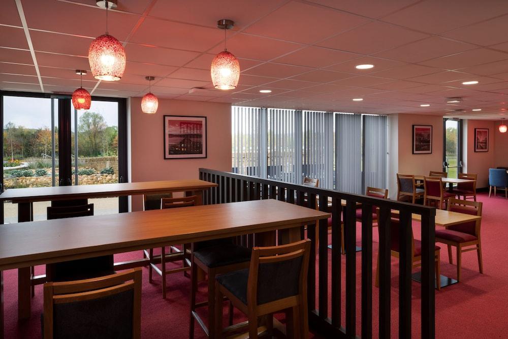 מלון Ramada By Wyndham Leeds East מראה חיצוני תמונה