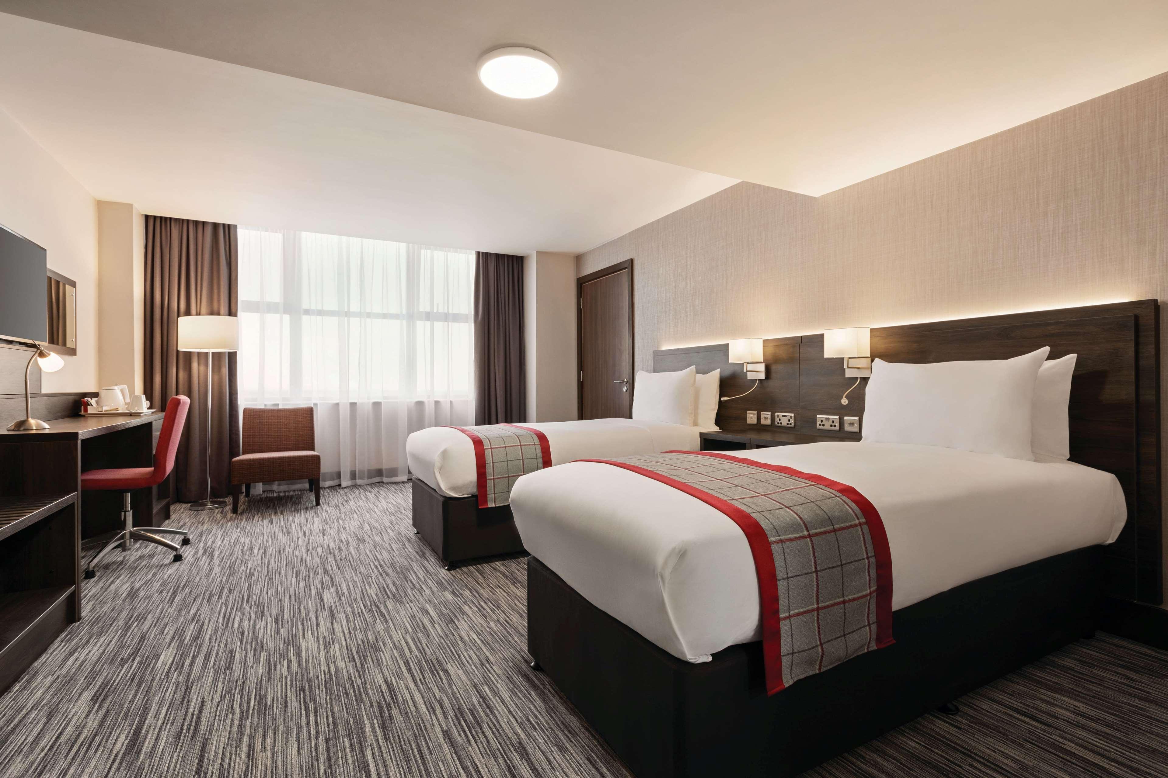 מלון Ramada By Wyndham Leeds East מראה חיצוני תמונה