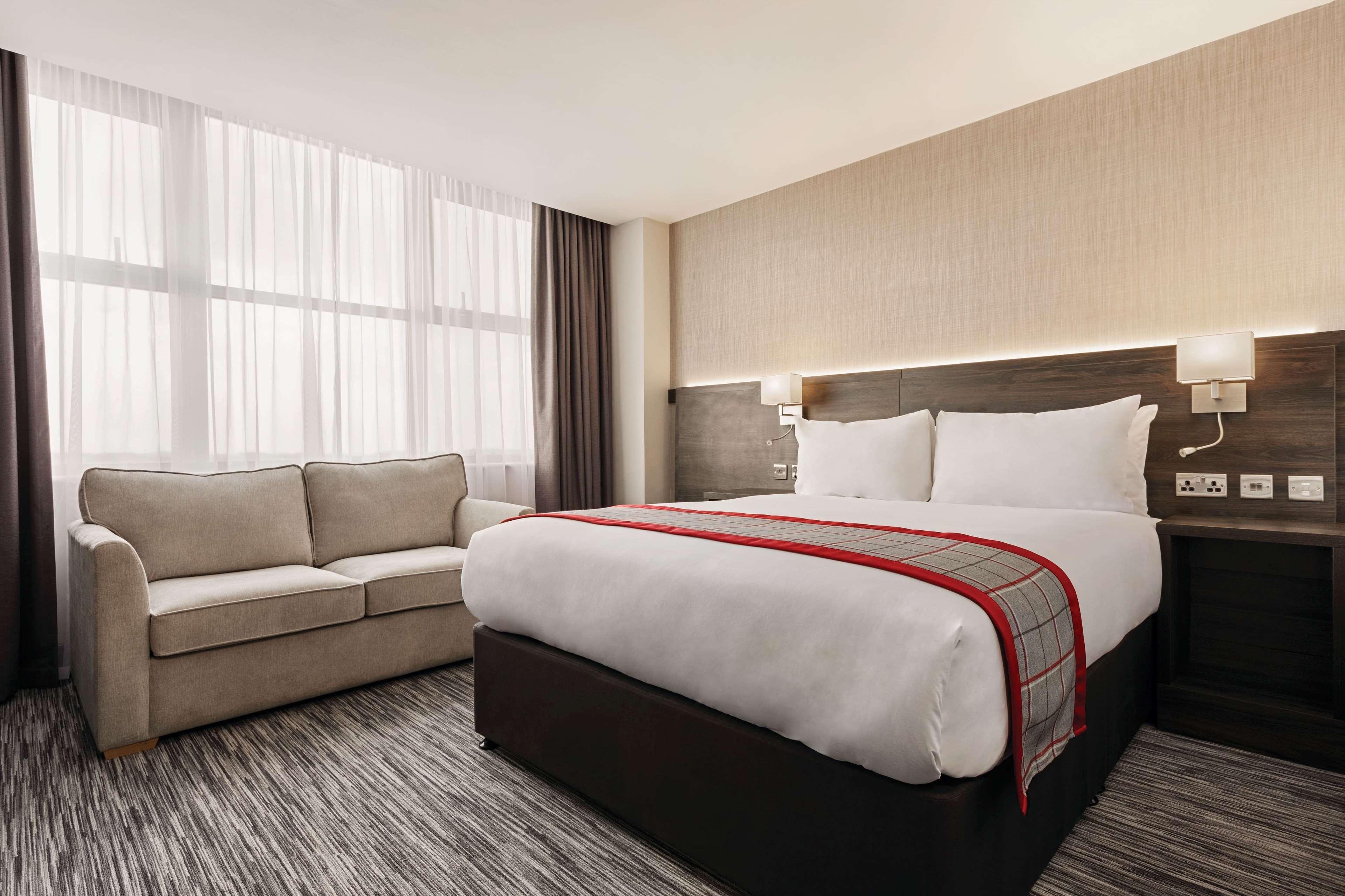 מלון Ramada By Wyndham Leeds East מראה חיצוני תמונה