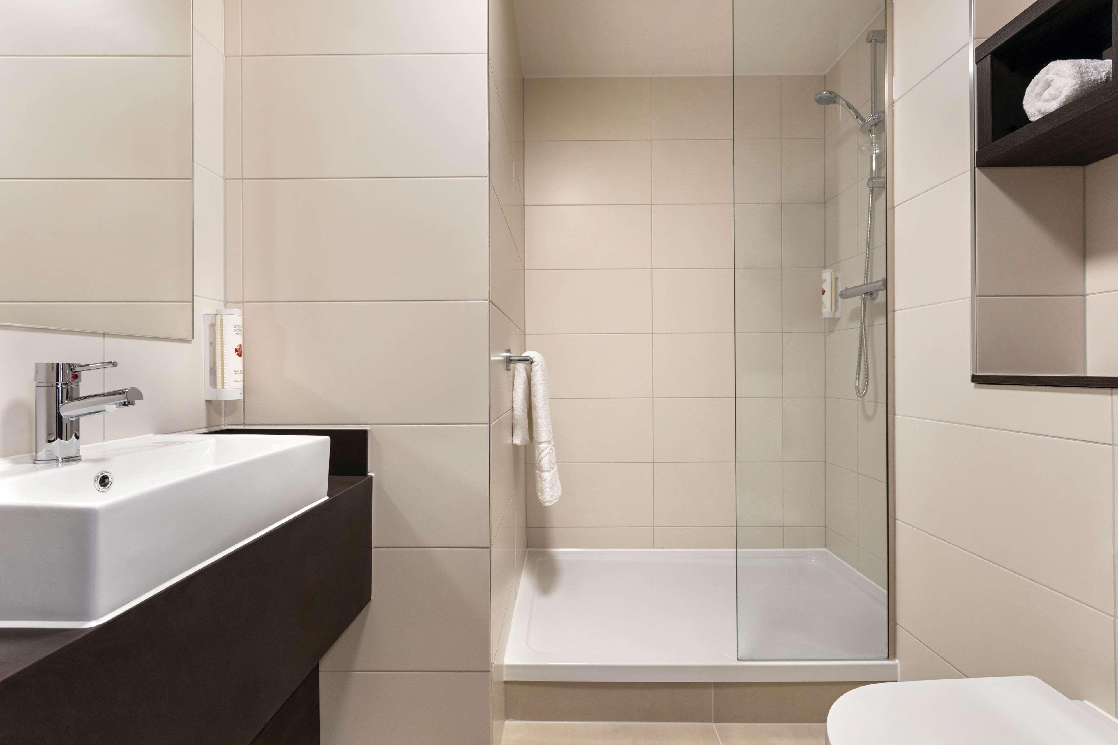 מלון Ramada By Wyndham Leeds East מראה חיצוני תמונה