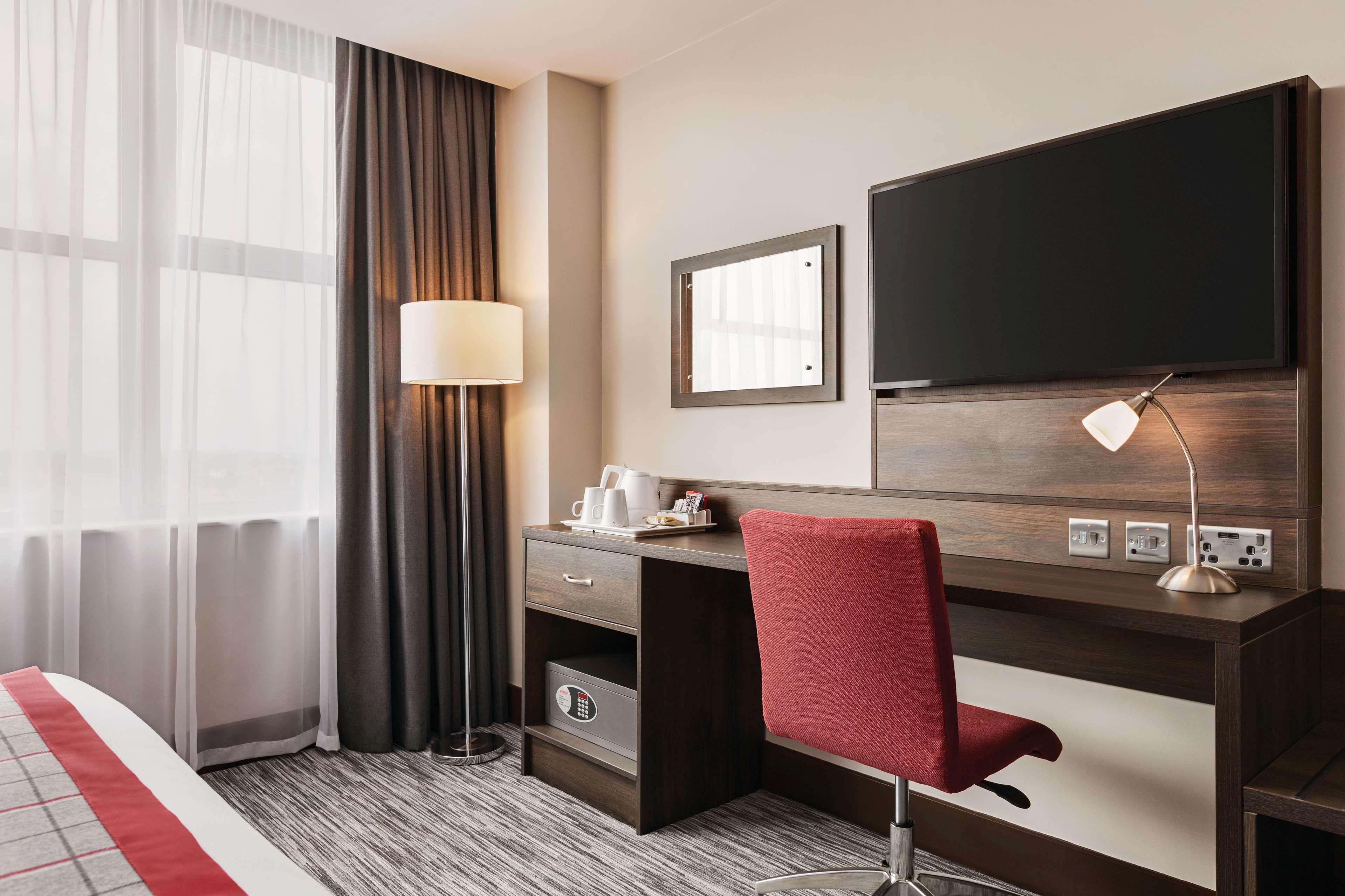 מלון Ramada By Wyndham Leeds East מראה חיצוני תמונה